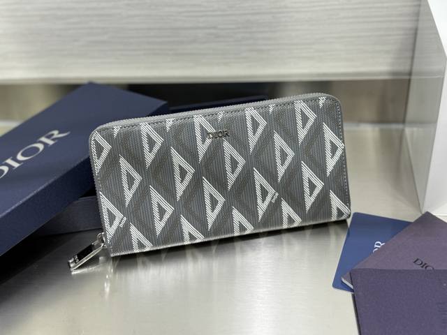 This long zip-around wallet exudes understated elegance. Expertly crafted from g