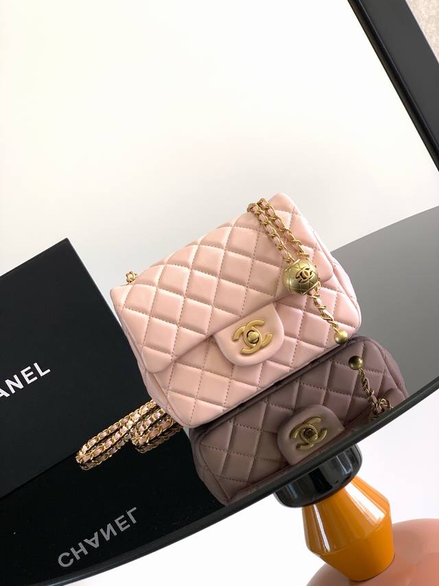 Chane1's latest large gold bead Cf bag is incredibly hard to find worldwide. It'