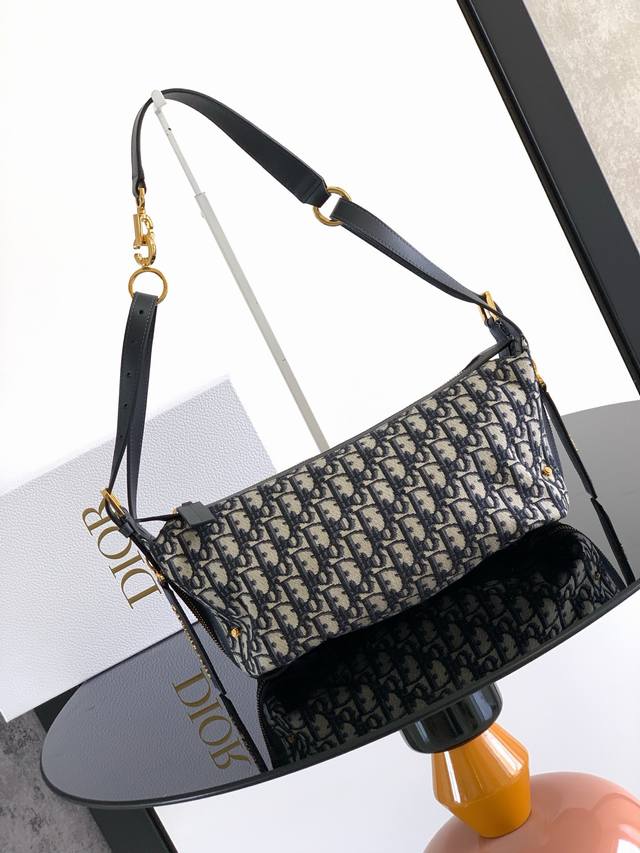 This D-Journey handbag is soft in texture and reinterprets the dumpling bag silh