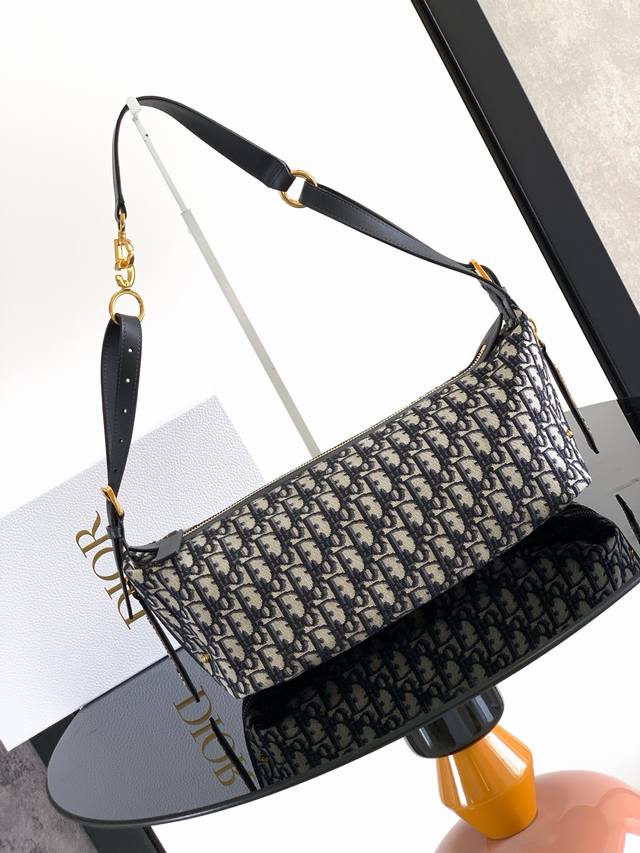 This D-Journey handbag is soft in texture and reinterprets the dumpling bag silh