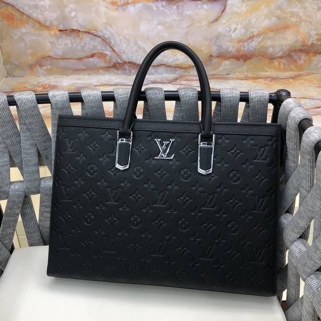Lv top-grade original single-piece new style clutch bag has arrived. Imported co