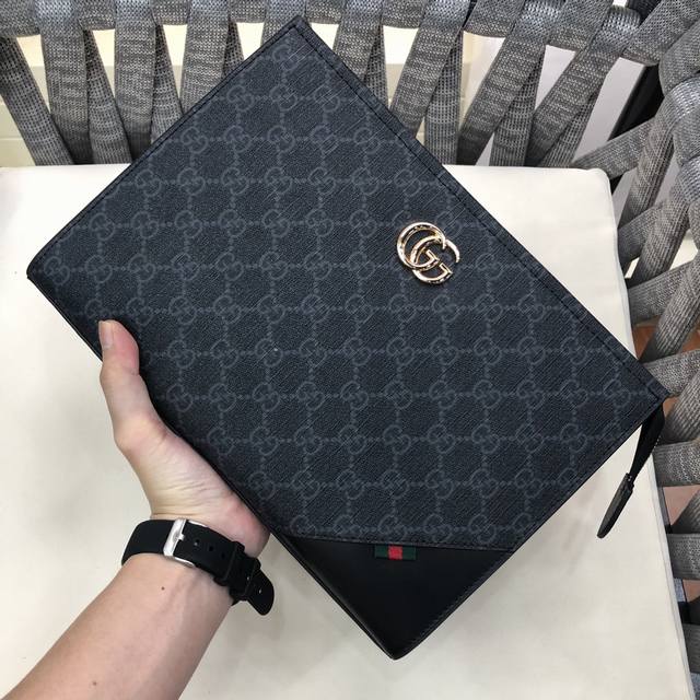 Gucci clutch. This latest Gucci clutch features a large capacity. This new Gucci