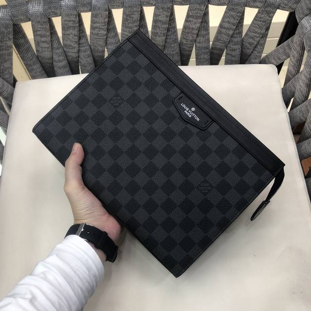 Top-quality original and new clutch bag has arrived. Imported cowhide leather wi
