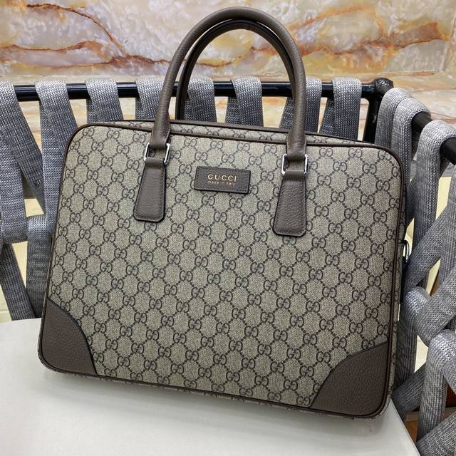 G's new hot-selling men's handbag, made of high-quality fabrics made of imported