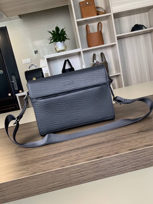 The latest hot-selling Montblanc horizontal shoulder and crossbody bag, a practi