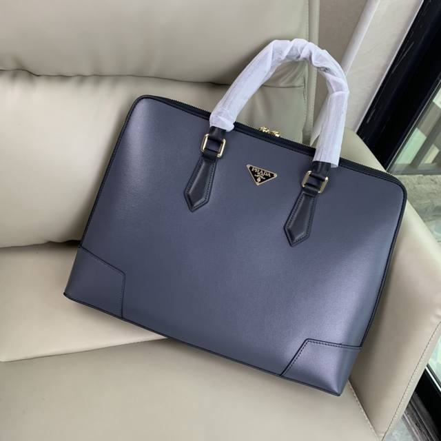 the latest hot-selling Prada imported top-grain cowhide briefcase from a top-tie