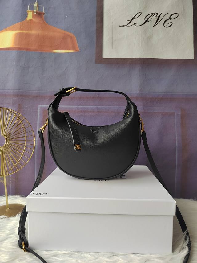 Style 120723 Black Teen Lulu handbag can be carried by hand, on the shoulder and