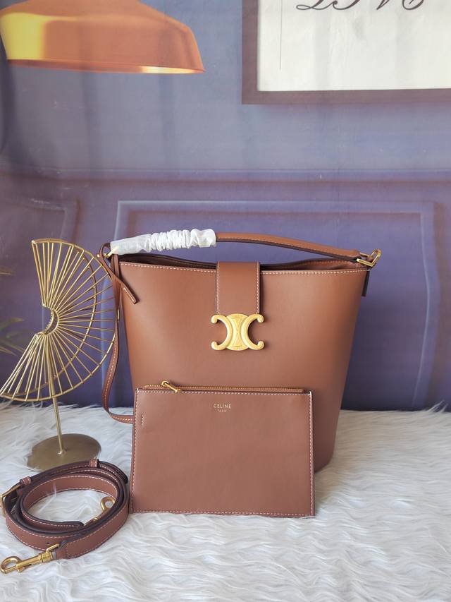 Style 116613 Brown bucket bag with gold finish, hand-held, shoulder and crossbod