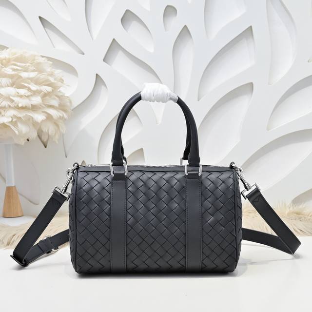 Bv - The latest handbag and messenger bag. Made of top-grade waxed cowhide leath