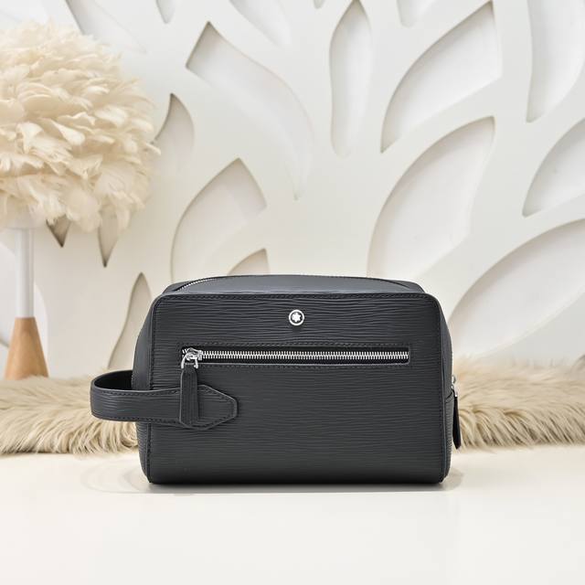 Mont Blanc - The latest men's clutch made of top-grain cowhide leather with a so