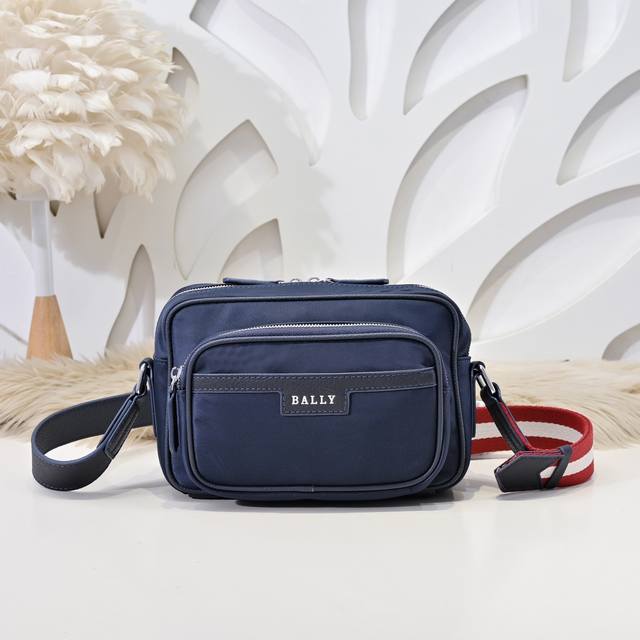 Bally's latest men's crossbody bag is made of original fabric and leather, with