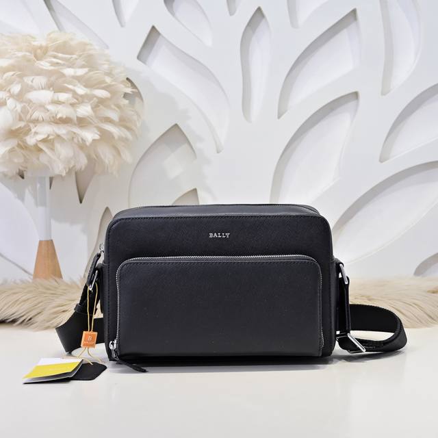 Bally's latest men's crossbody bag is made of imported calfskin leather, offerin