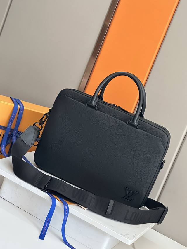 This original calfskin Pilot leather briefcase combines modern design with pract