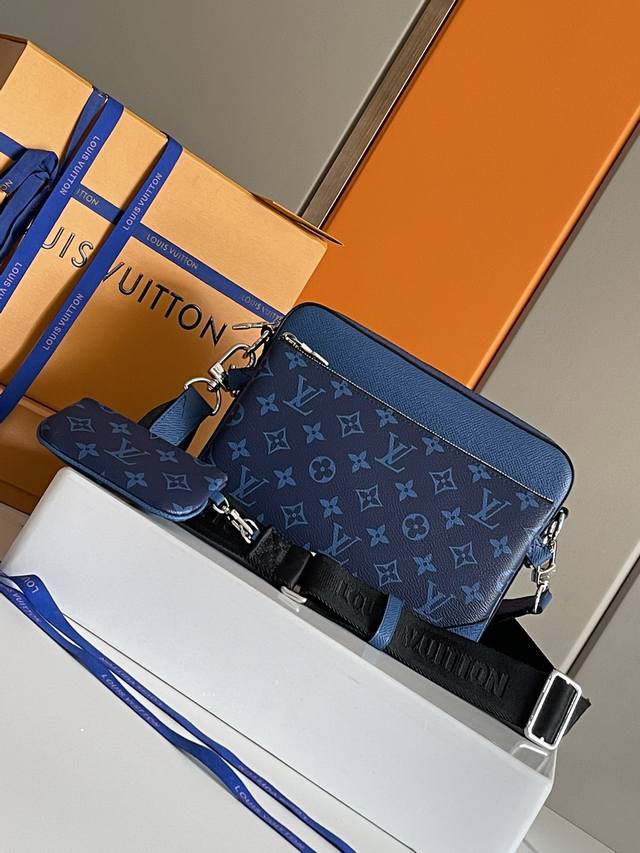 Top-quality original home photo of the Trio Messenger Bag M30848 in blue. Made f