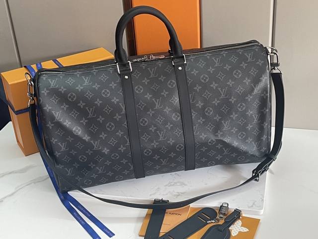 a top-of-the-line, original design, the Keepall 55 travel bag features all-steel