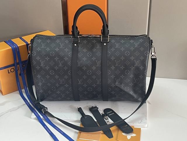 a top-of-the-line, original design, the Keepall 45 travel bag features all-steel