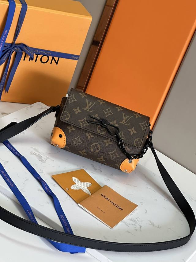 Original, premium design. This Steamer mini bag features all-steel hardware and