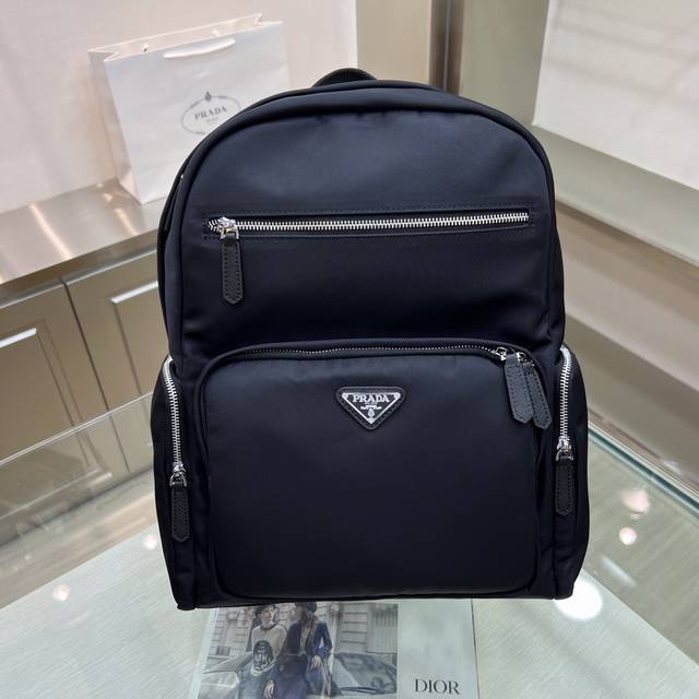 Prada Pa1609 fabric and leather backpack. Made of imported waterproof fabric and