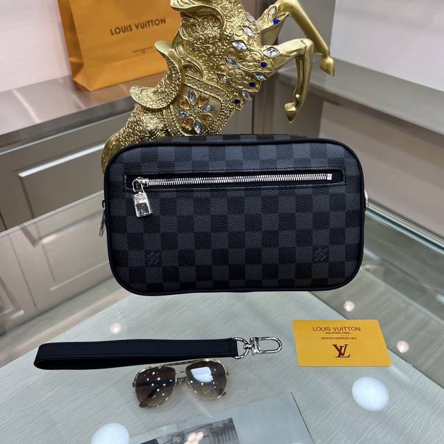 Exclusive photos of the Louis Vuitton M42838 Black Grid Clutch! The spacious zip