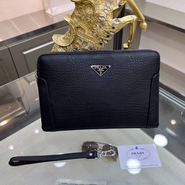 Prada's new clutch is made of imported cowhide, with top-grade polished stainles