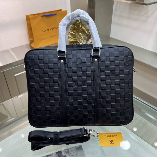 Louis Vuitton M41478, made of full-grain cowhide leather with a shoulder strap,