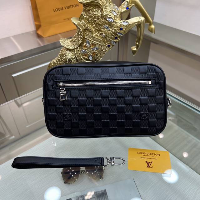 Louis Vuitton M42838 full leather clutch! With its spacious zipper opening, ampl