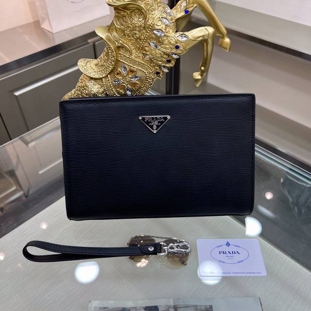 Prada's new clutch is made of imported top-grain cowhide, top-grade polished sta