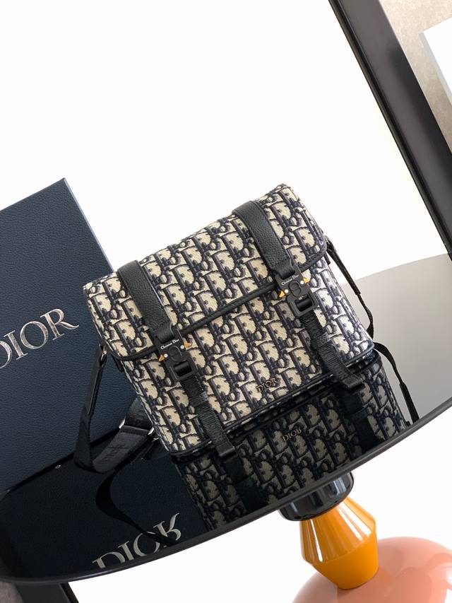 This flap messenger bag, with its modern and sleek design, embodies Dior's haute