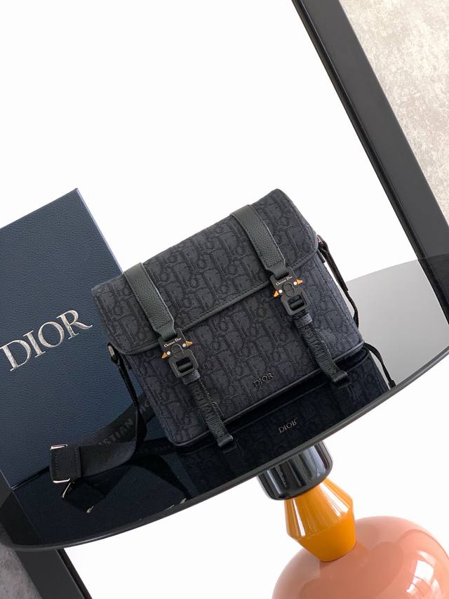 This flap messenger bag, with its modern and sleek design, embodies Dior's haute