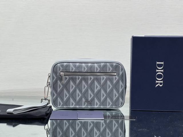 comes with box. Top-quality original Dio men's clutch toiletry bag. This toiletr