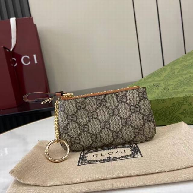 The top-of-the-line new Gg Emblem series accessory bag with card holder. The Gg