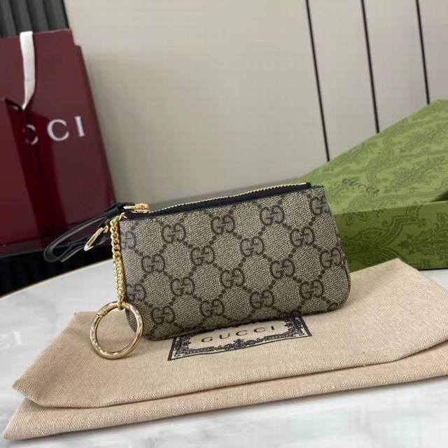 The top-of-the-line new Gg Emblem series accessory bag with card holder. The Gg
