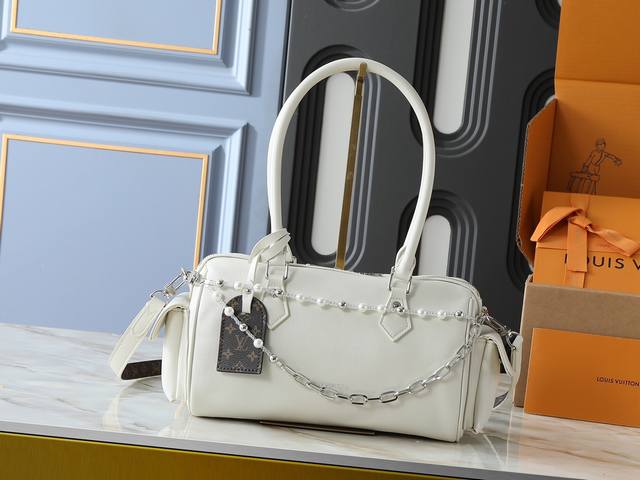 Updated from the original M12934 M12965, this Speedy Cargo bag from the Lv Vibe