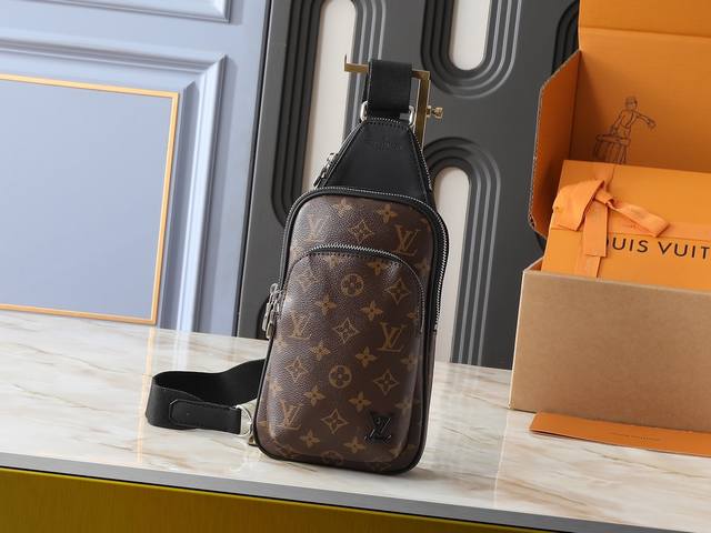 Upgraded from the original M1 3 M47137. This Avenue Small Shoulder Bag is crafte
