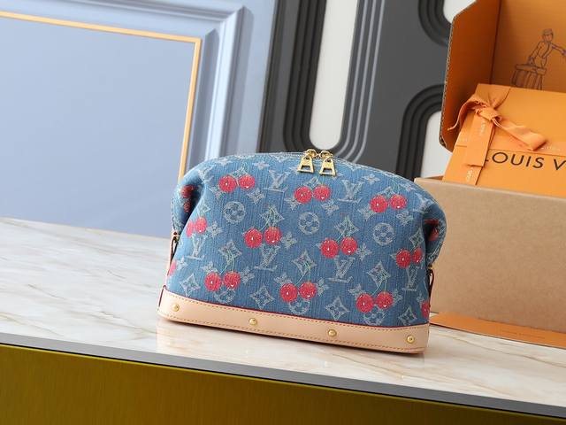Updated from the original M13893, M24317, and M46458, this large cosmetic bag is