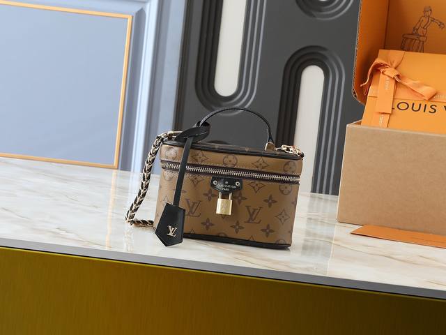 upgrades the original M47125. This Vanity Chain Pouch draws inspiration from the