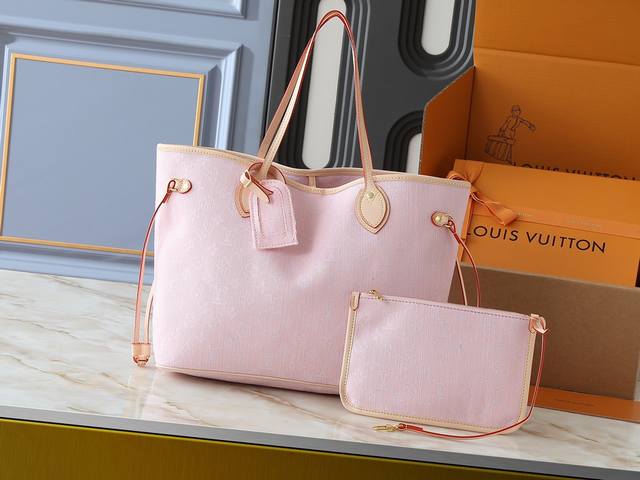 an update of the original M13192 M40995. This Neverfull medium handbag is crafte