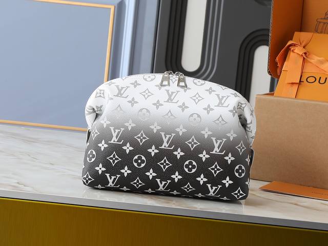 Upgraded original M46458 M24317 Gradient color This cosmetic bag is made of clas