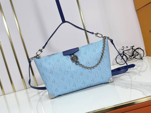 This updated version of the Hills Chette, M14661, draws inspiration from Louis V