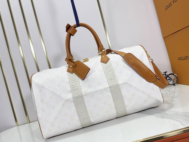 Exclusive photo of the white Keepall Bandouli