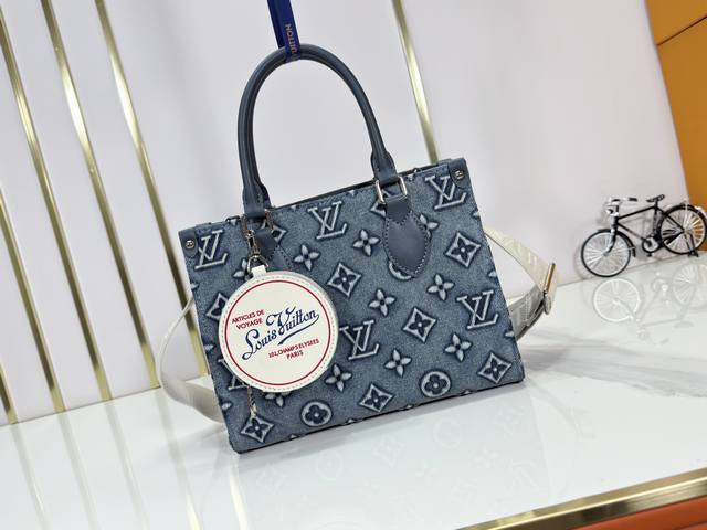 Upgraded from the original M46373, this denim jacquard Onthego Small bag feature