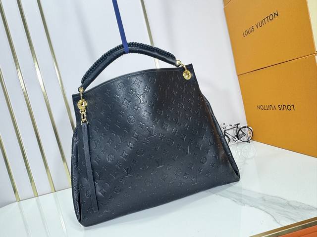 Upgraded from the original M43237 blue and M41066 black medium tote bags. Spacio