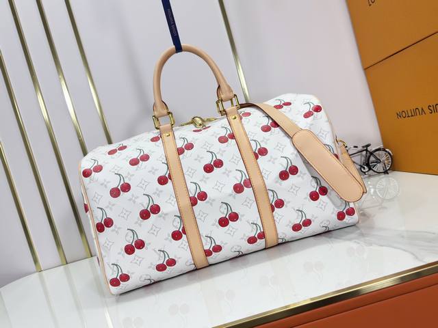 This updated version of the original Keepall Bandouli