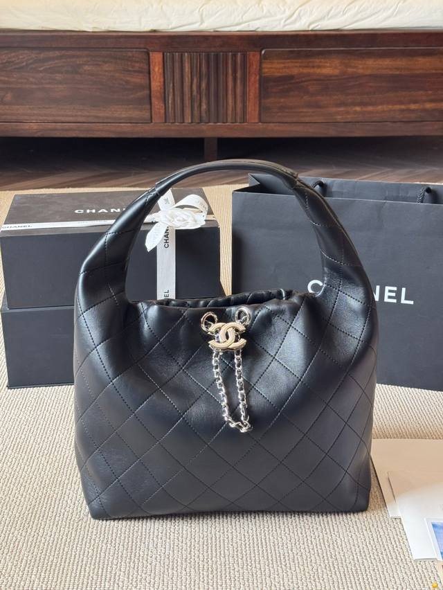 Chanel 25P Hippie Hobo Underarm Bag. This season's new design is full of luxury