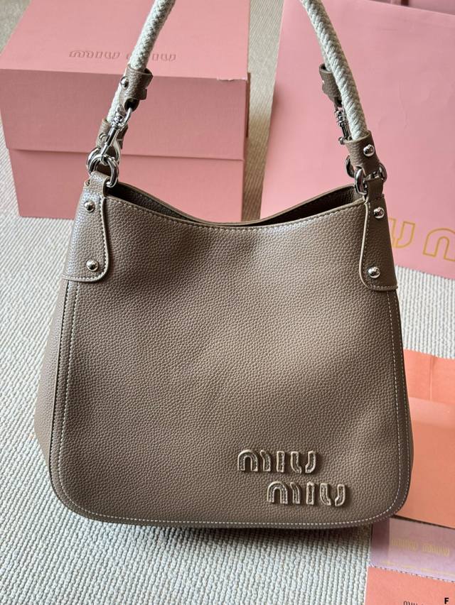 Maillard-colored hemp rope woven Miumiumiumiu hemp rope bucket bag. Vintage styl
