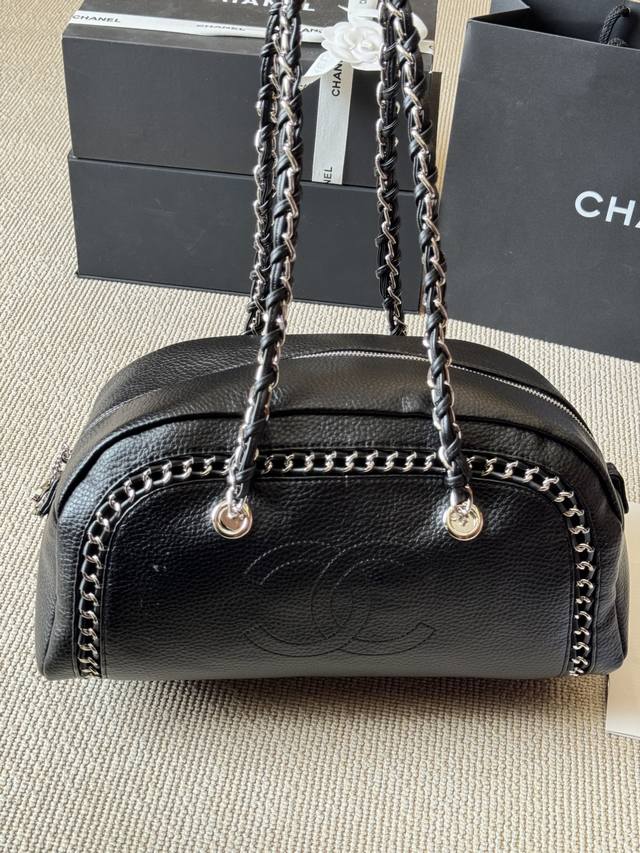 Cowhide Chanel bowling shoulder bag full of surprises on the upper body, high-en