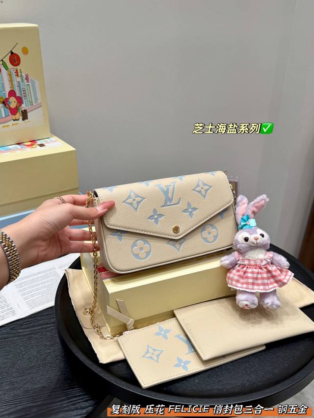 replica with folding box! Paired with a StellaLou pendant, size 21*13cm. This Fe