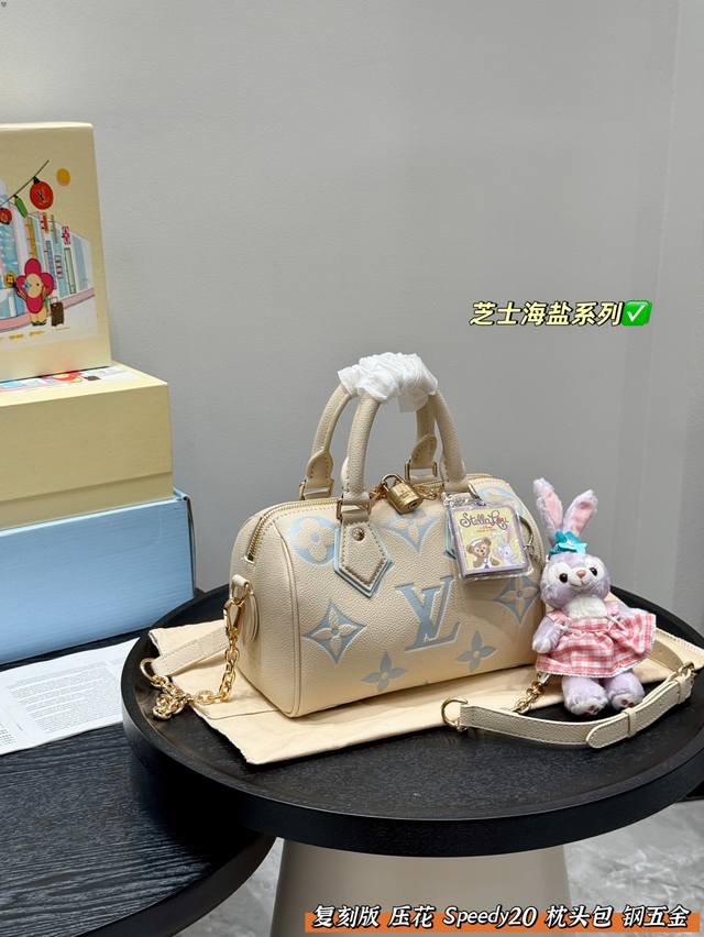 comes with a foldable box and StellaLou pendant! This replica Speedy20 pillow ba