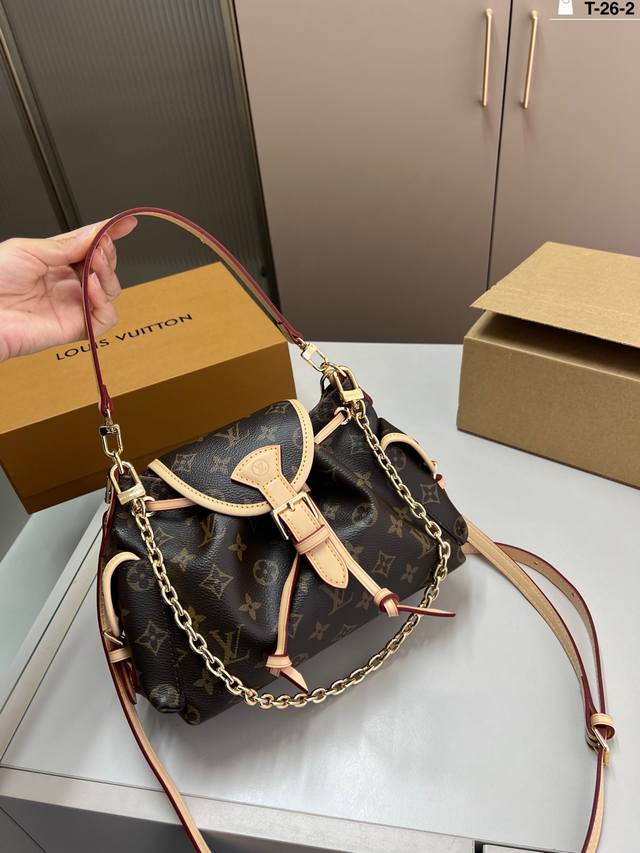 Chip version Lv Louis Vuitton chain and buckle make the overall look more refine
