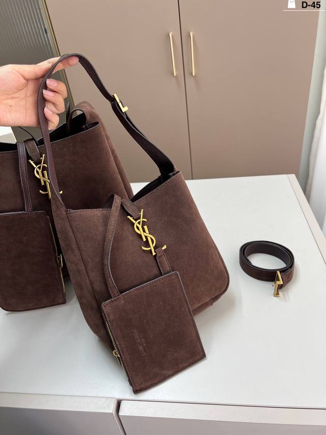 Small YSL double-sided bucket bag is practical and fashionable, and is a very po